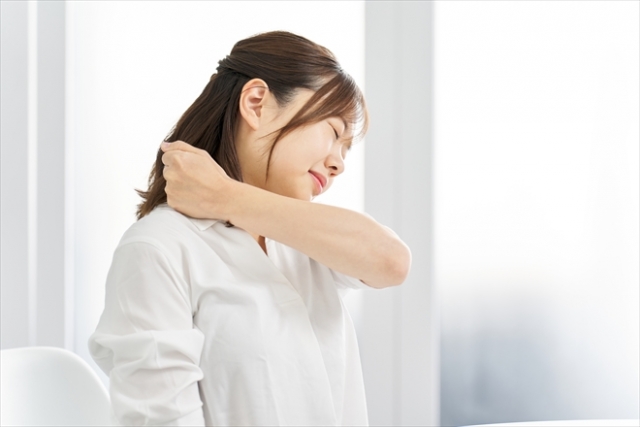 肩こりの辛い症状に悩む女性