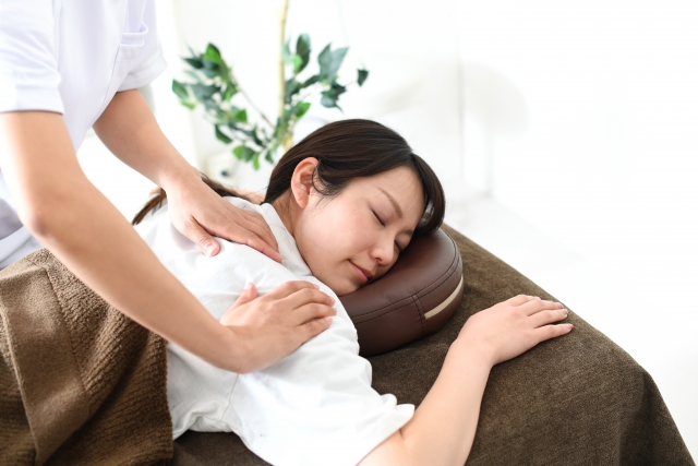 頭から足の裏までの全身をほぐす施術で肩こりを改善します