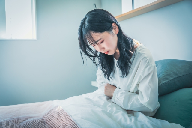 辛い生理痛で生活に支障が出て悩む女性